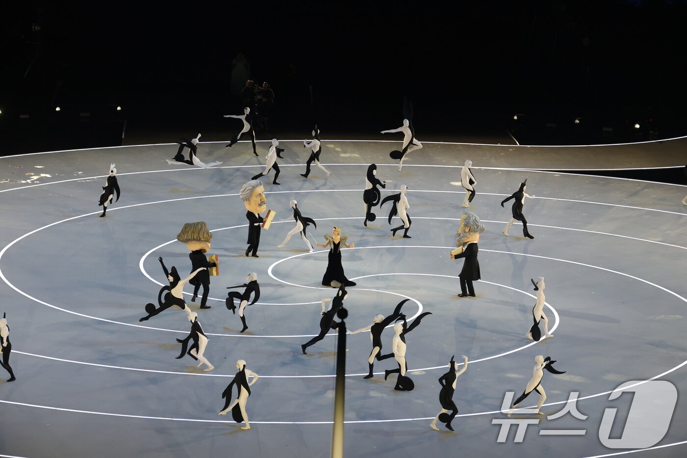 본문 이미지 - 6일 오후(현지시간) 이탈리아 밀라노 산시로 올림픽 스타디움에서 열린 2026 밀라노·코르티나담페초 동계올림픽대회 개회식에서 '이탈리아의 조화 : 판타지아'를 주제로 공연이 펼쳐지고 있다. 2026.2.7 ⓒ 뉴스1 김진환 기자