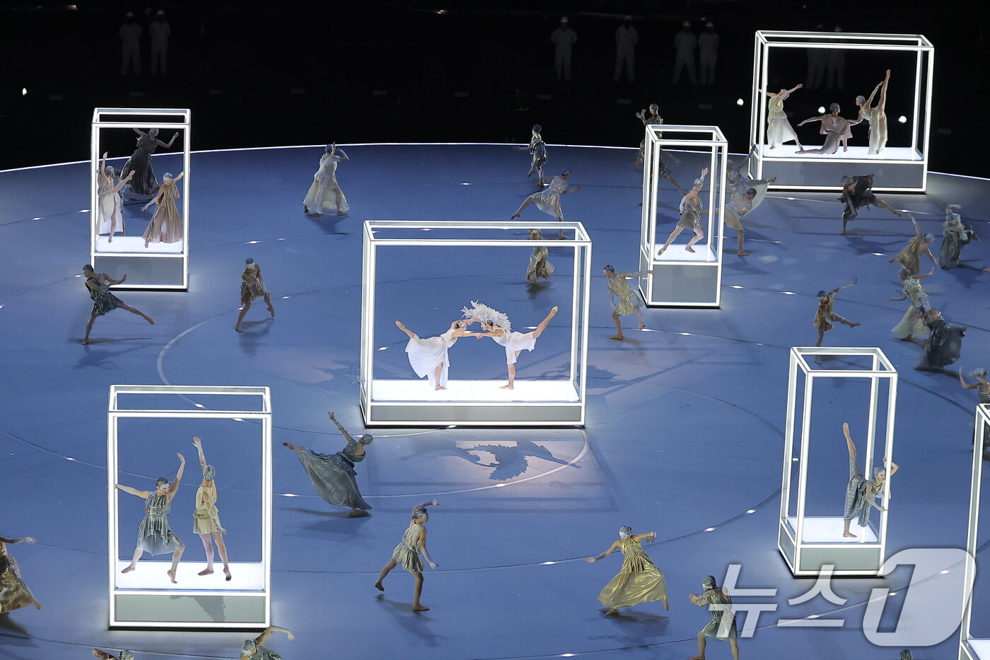 본문 이미지 - 6일 오후(현지시간) 이탈리아 밀라노 산시로 올림픽 스타디움에서 열린 2026 밀라노·코르티나담페초 동계올림픽대회 개회식에서 '이탈리아의 조화 : 아름다움' 주제로 공연이 펼쳐지고 있다. 2026.2.7 ⓒ 뉴스1 김성진 기자