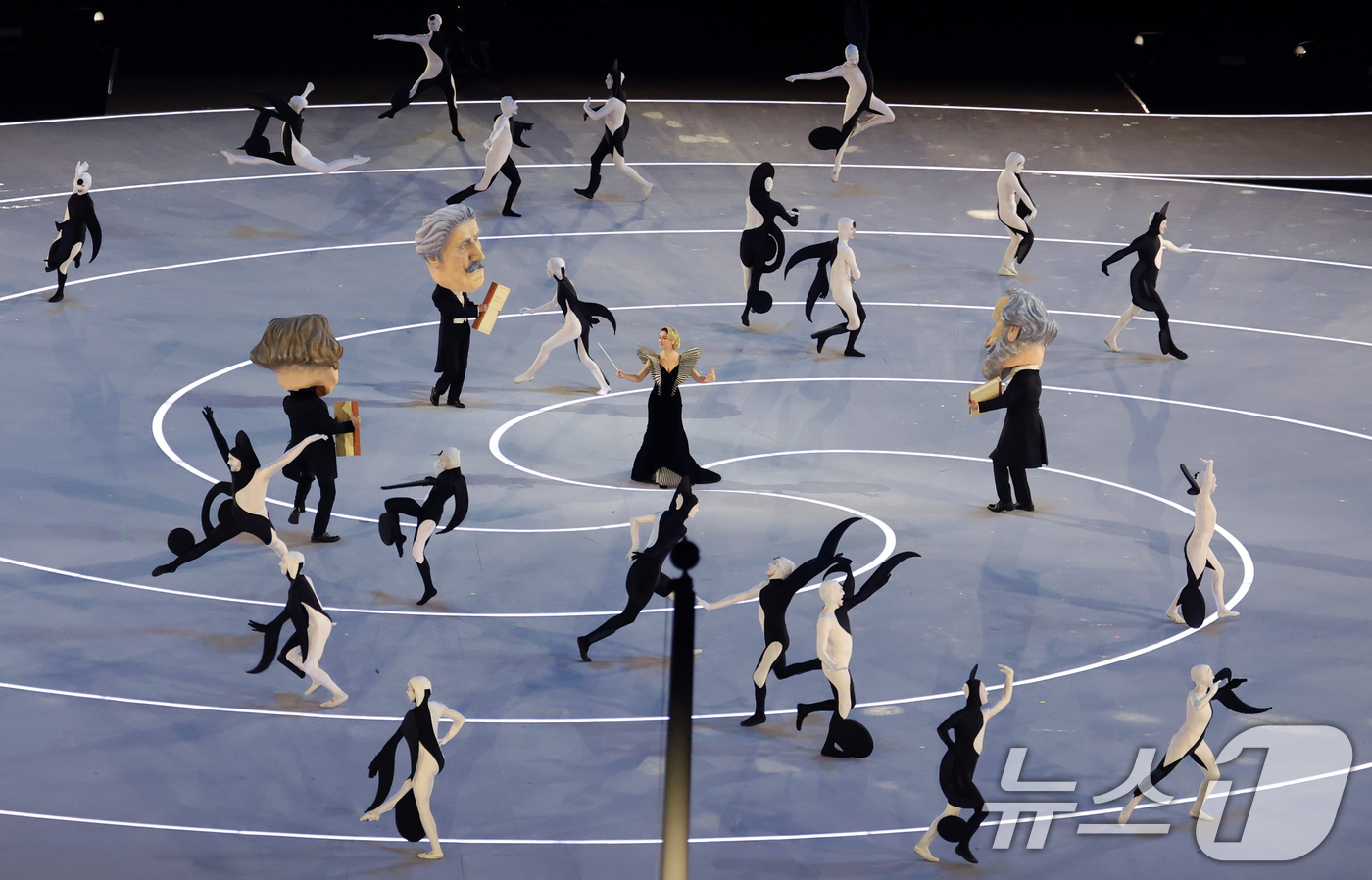 (밀라노=뉴스1) 김진환 기자 = 6일 오후(현지시간) 이탈리아 밀라노 산시로 올림픽 스타디움에서 열린 2026 밀라노·코르티나담페초 동계올림픽대회 개회식에서 '이탈리아의 조화 : …