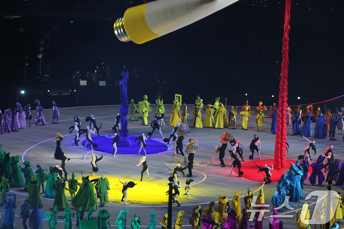 (밀라노=뉴스1) 김진환 기자 = 6일 오후(현지시간) 이탈리아 밀라노 산시로 올림픽 스타디움에서 열린 2026 밀라노·코르티나담페초 동계올림픽대회 개회식에서 '이탈리아의 조화 : …