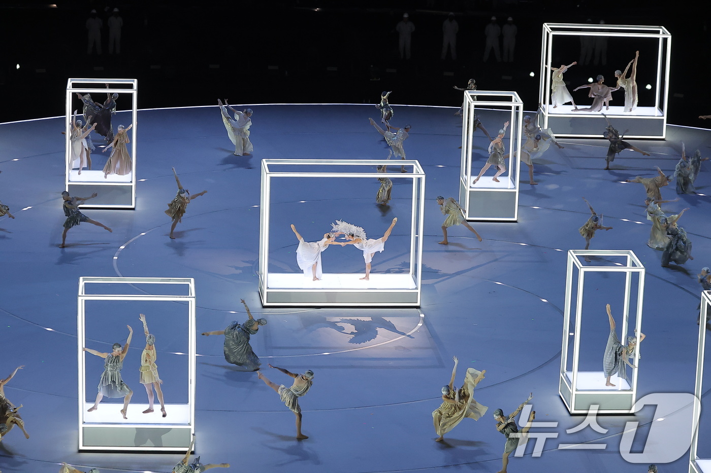 (밀라노=뉴스1) 김성진 기자 = 6일 오후(현지시간) 이탈리아 밀라노 산시로 올림픽 스타디움에서 열린 2026 밀라노·코르티나담페초 동계올림픽대회 개회식에서 '이탈리아의 조화 : …