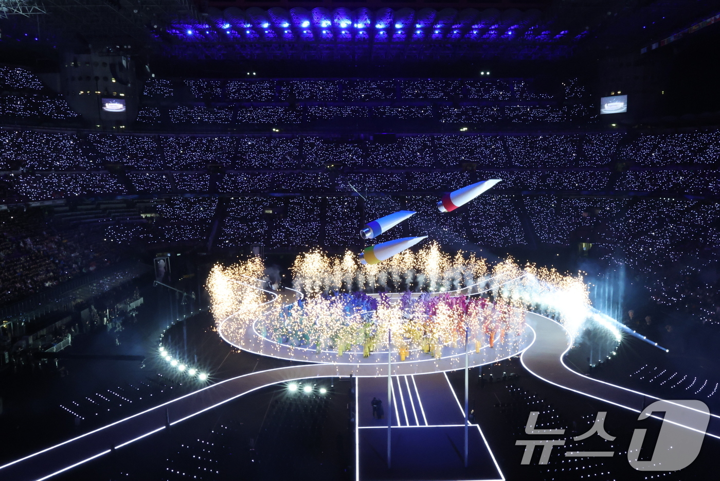 (밀라노=뉴스1) 김진환 기자 = 6일 오후(현지시간) 이탈리아 밀라노 산시로 올림픽 스타디움에서 열린 2026 밀라노·코르티나담페초 동계올림픽대회 개회식에서 '이탈리아의 조화 : …