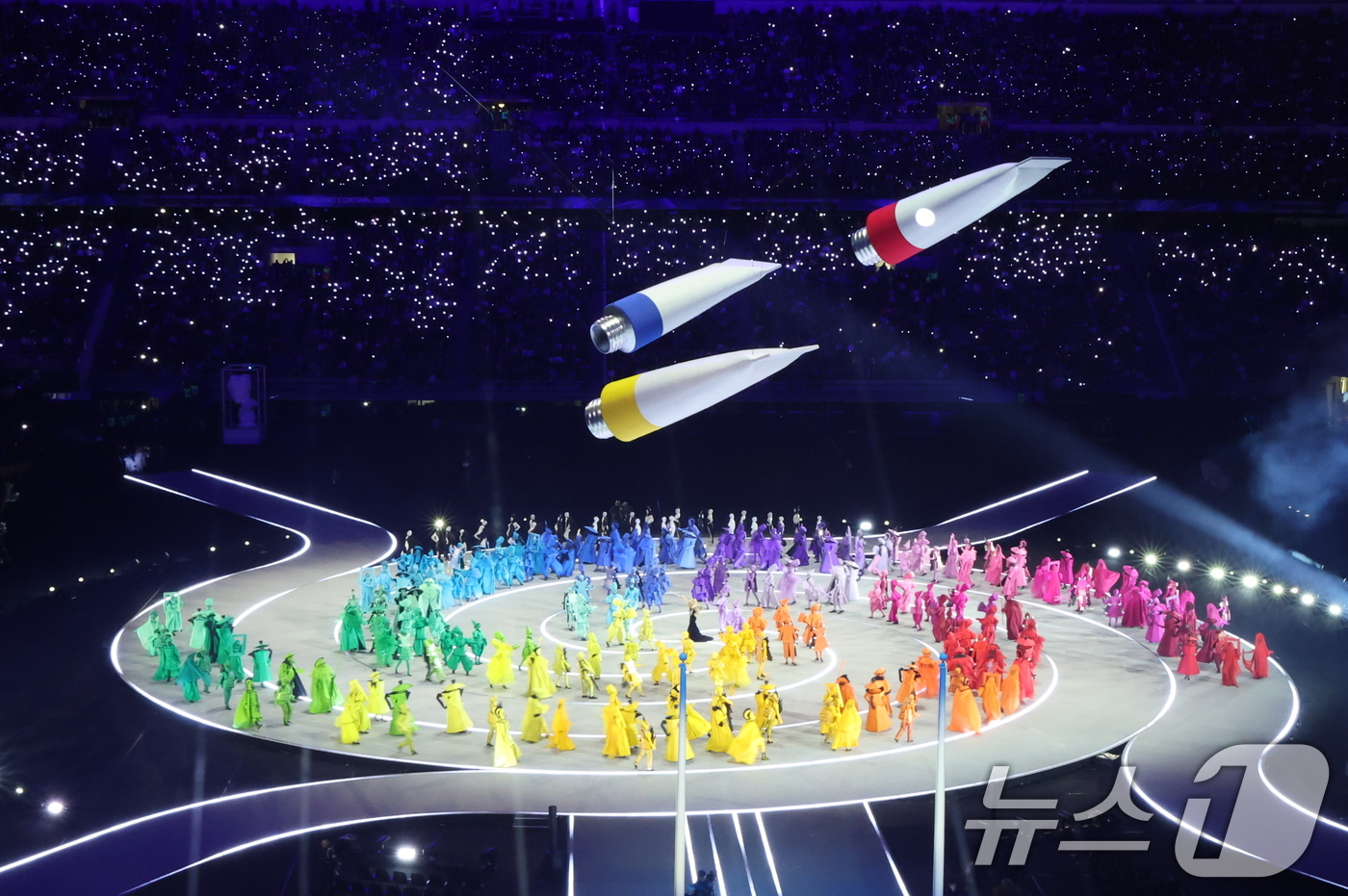 (밀라노=뉴스1) 김진환 기자 = 6일 오후(현지시간) 이탈리아 밀라노 산시로 올림픽 스타디움에서 열린 2026 밀라노·코르티나담페초 동계올림픽대회 개회식에서 '이탈리아의 조화 : …