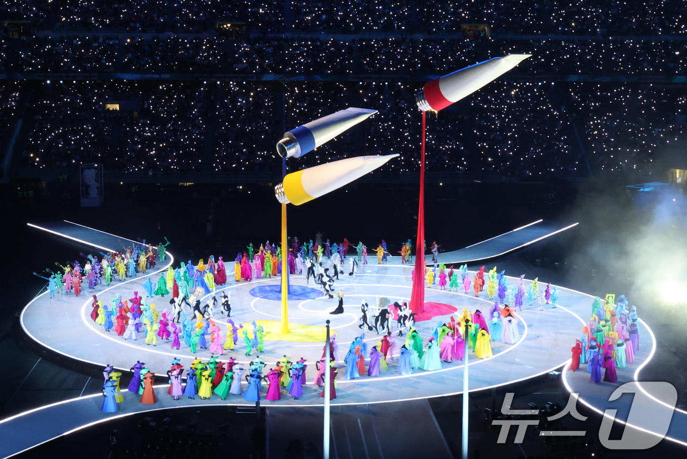 (밀라노=뉴스1) 김진환 기자 = 6일 오후(현지시간) 이탈리아 밀라노 산시로 올림픽 스타디움에서 열린 2026 밀라노·코르티나담페초 동계올림픽대회 개회식에서 '이탈리아의 조화 : …