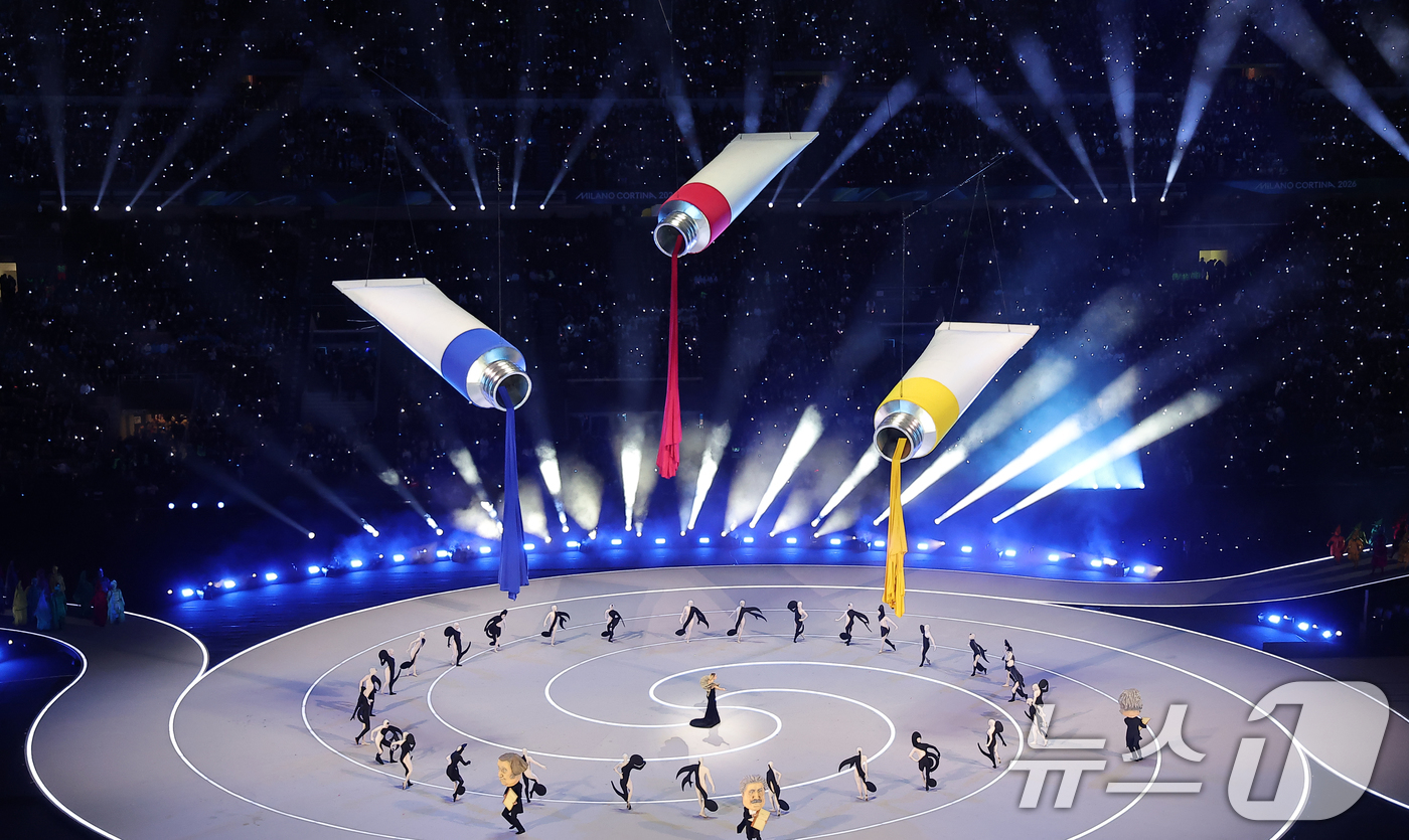 (밀라노=뉴스1) 김성진 기자 = 6일 오후(현지시간) 이탈리아 밀라노 산시로 올림픽 스타디움에서 열린 2026 밀라노·코르티나담페초 동계올림픽대회 개회식에서 '이탈리아의 조화 : …