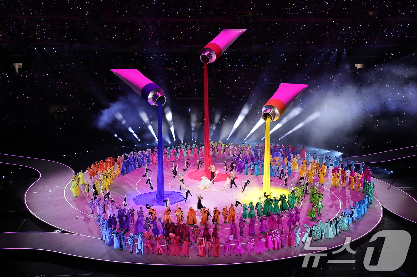 (밀라노=뉴스1) 김성진 기자 = 6일 오후(현지시간) 이탈리아 밀라노 산시로 올림픽 스타디움에서 열린 2026 밀라노·코르티나담페초 동계올림픽대회 개회식에서 '이탈리아의 조화 : …