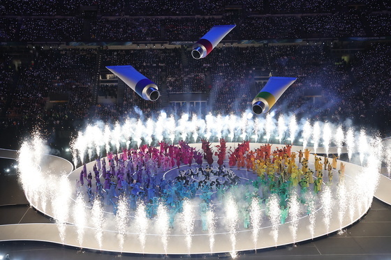 불꽃 터지는 동계올림픽 개회식 무대