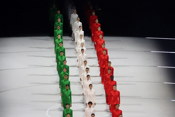 이탈리아 국기색 입은 모델들 등장