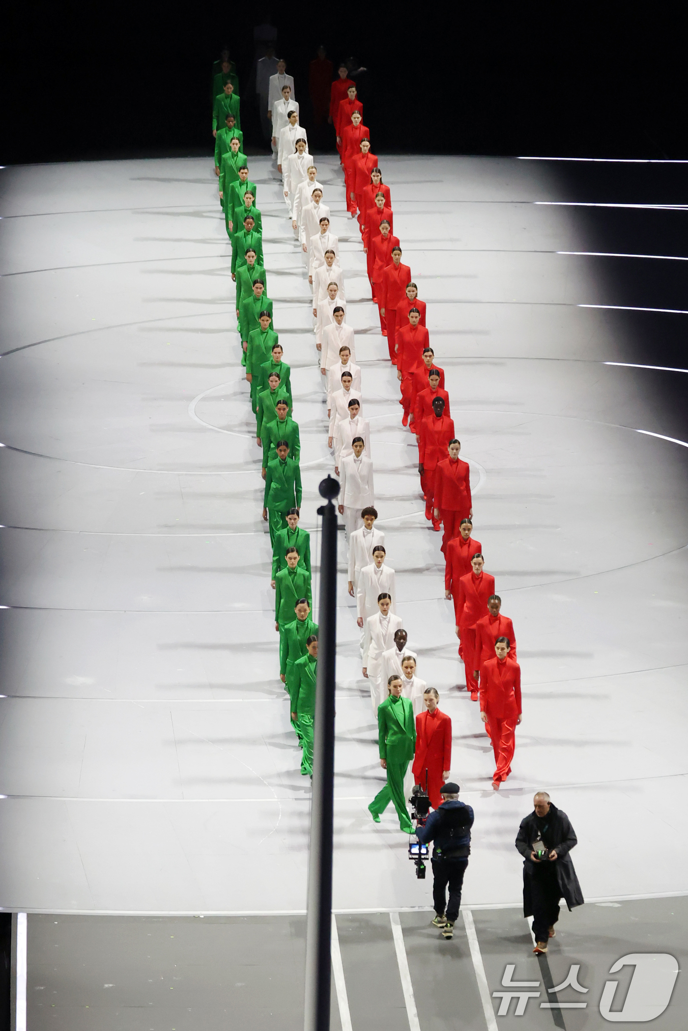 (밀라노=뉴스1) 김진환 기자 = 6일 오후(현지시간) 이탈리아 밀라노 산시로 올림픽 스타디움에서 열린 2026 밀라노·코르티나담페초 동계올림픽대회 개회식에서 이탈리아 국기 색상의 …