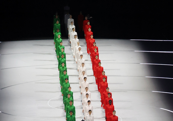 이탈리아 국기색 의상 입고 등장