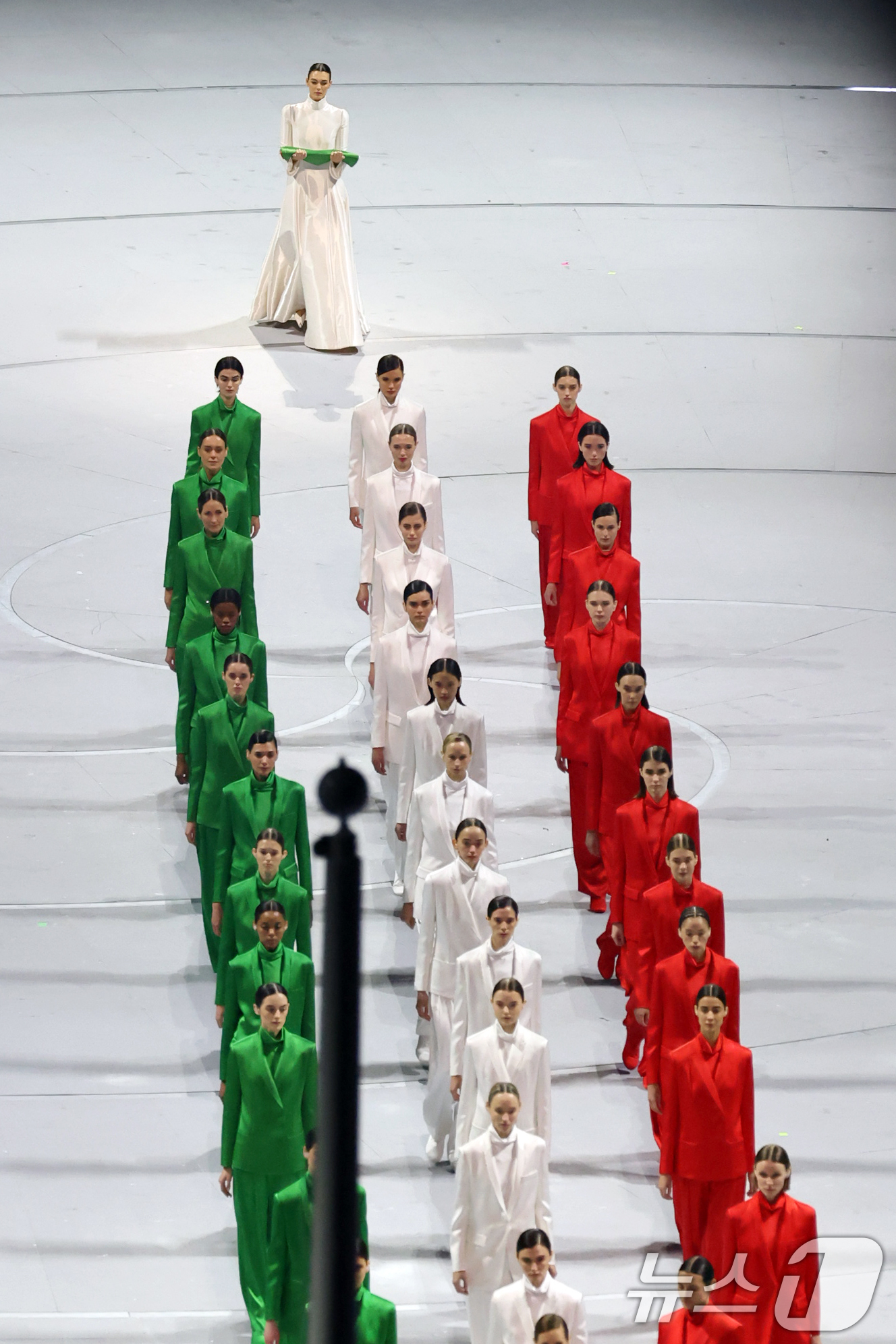 (밀라노=뉴스1) 김진환 기자 = 6일 오후(현지시간) 이탈리아 밀라노 산시로 올림픽 스타디움에서 열린 2026 밀라노·코르티나담페초 동계올림픽대회 개회식에서 비토리아 체레티가 국 …