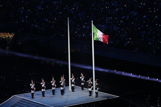 동계올림픽 시작 알리는 이탈리아 국기 게양
