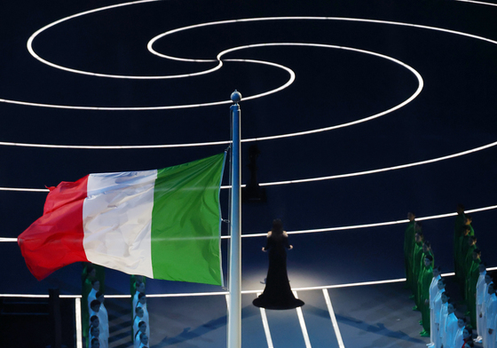 밀라노 동계올림픽, 게양되는 이탈리아 국기