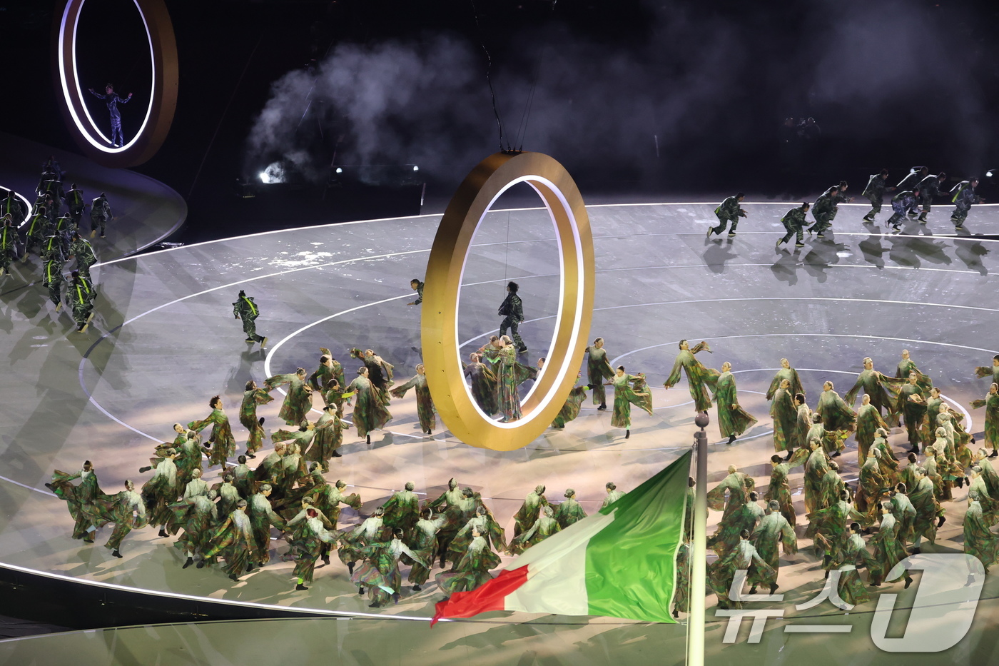 (밀라노=뉴스1) 김진환 기자 = 6일 오후(현지시간) 밀라노 산시로 올림픽 스타디움에서 열린 2026 밀라노·코르티나담페초 동계올림픽대회 개회식에서 두 도시의 결합을 상징하는 ' …