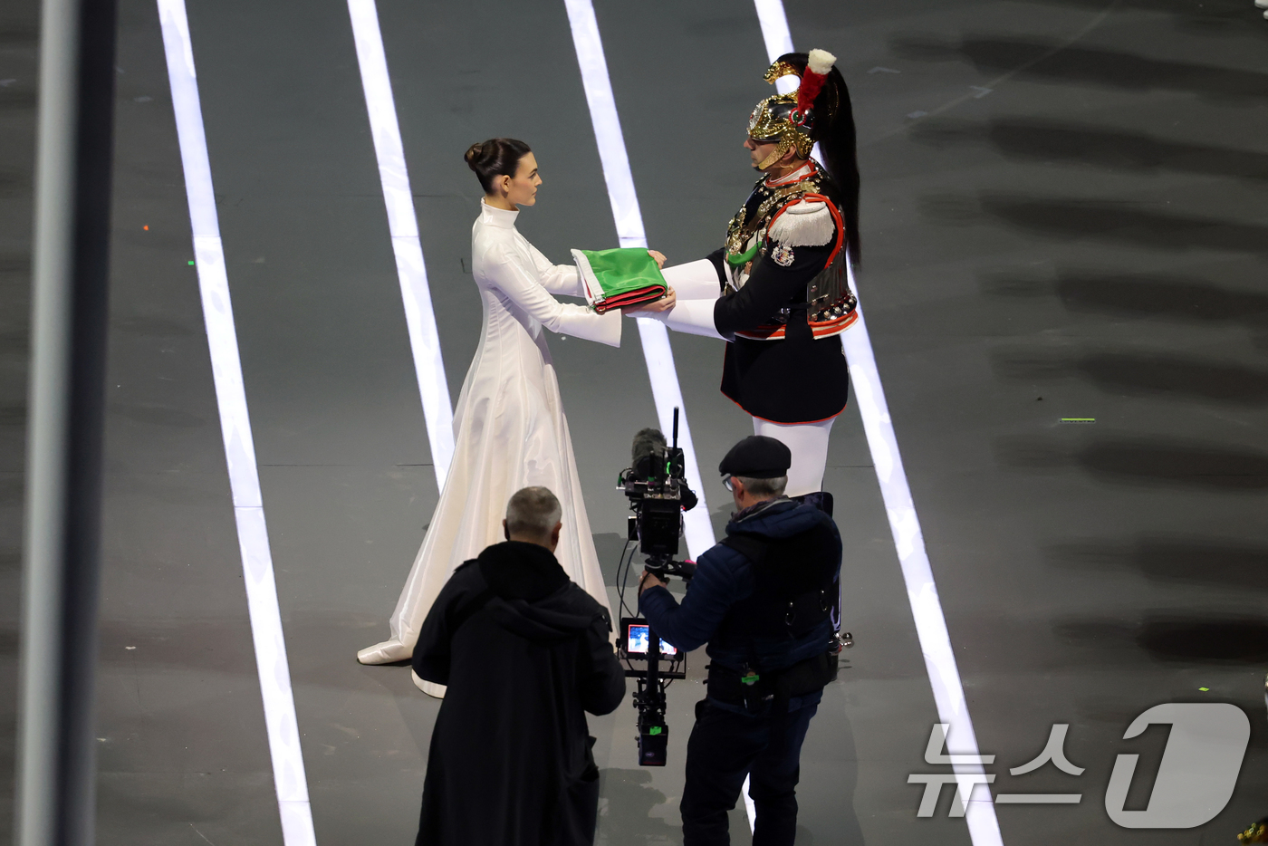 (밀라노=뉴스1) 김진환 기자 = 비토리아 체레티가 6일 오후(현지시간) 이탈리아 밀라노 산시로 올림픽 스타디움에서 열린 2026 밀라노·코르티나담페초 동계올림픽대회 개회식에서 이 …