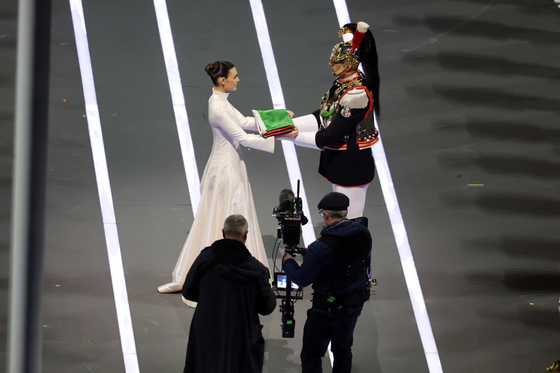 국기 전달하는 비토리아 체레티