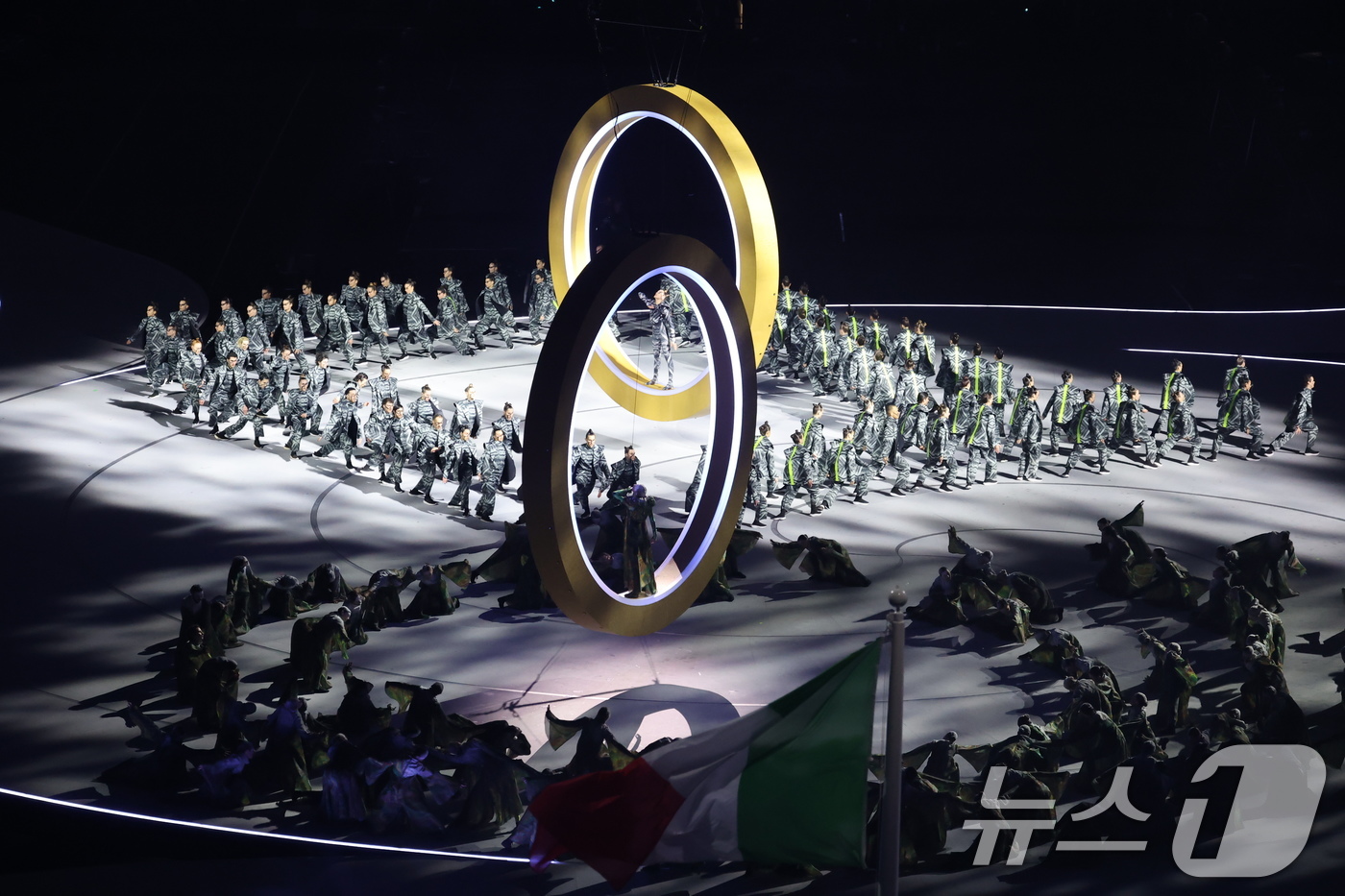 (밀라노=뉴스1) 김진환 기자 = 6일 오후(현지시간) 밀라노 산시로 올림픽 스타디움에서 열린 2026 밀라노·코르티나담페초 동계올림픽대회 개회식에서 두 도시의 결합을 상징하는 ' …