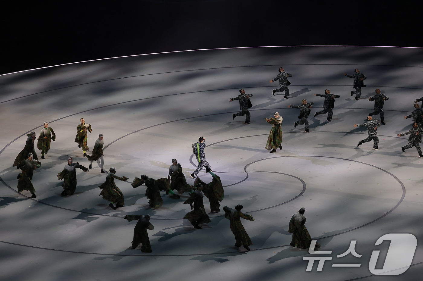 (밀라노=뉴스1) 김성진 기자 = 6일 오후(현지시간) 밀라노 산시로 올림픽 스타디움에서 열린 2026 밀라노·코르티나담페초 동계올림픽대회 개회식에서 두 도시의 결합을 상징하는 ' …