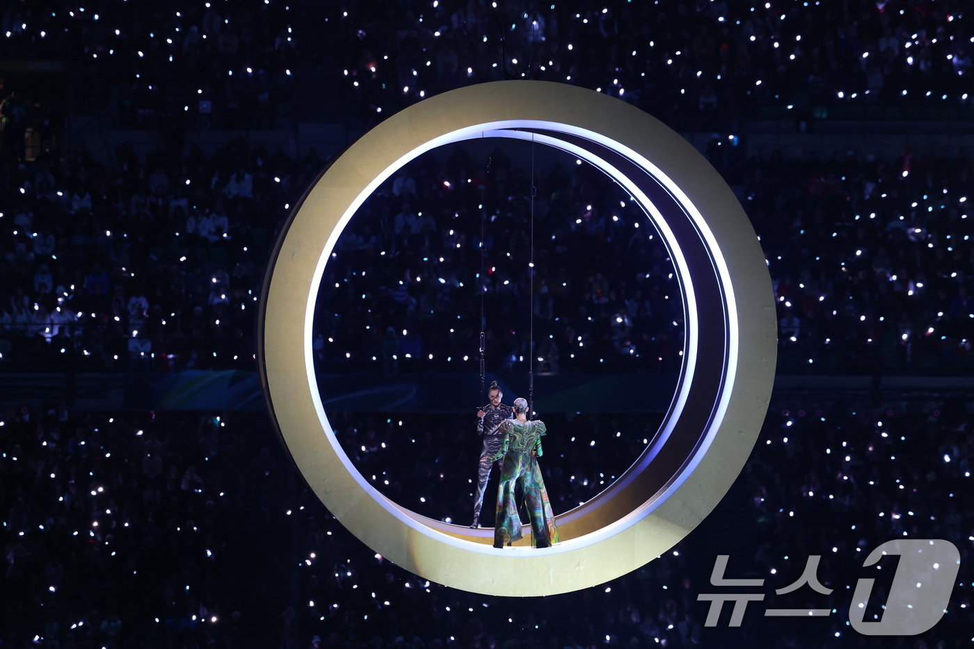 (밀라노=뉴스1) 김진환 기자 = 6일 오후(현지시간) 밀라노 산시로 올림픽 스타디움에서 열린 2026 밀라노·코르티나담페초 동계올림픽대회 개회식에서 두 도시의 결합을 상징하는 ' …