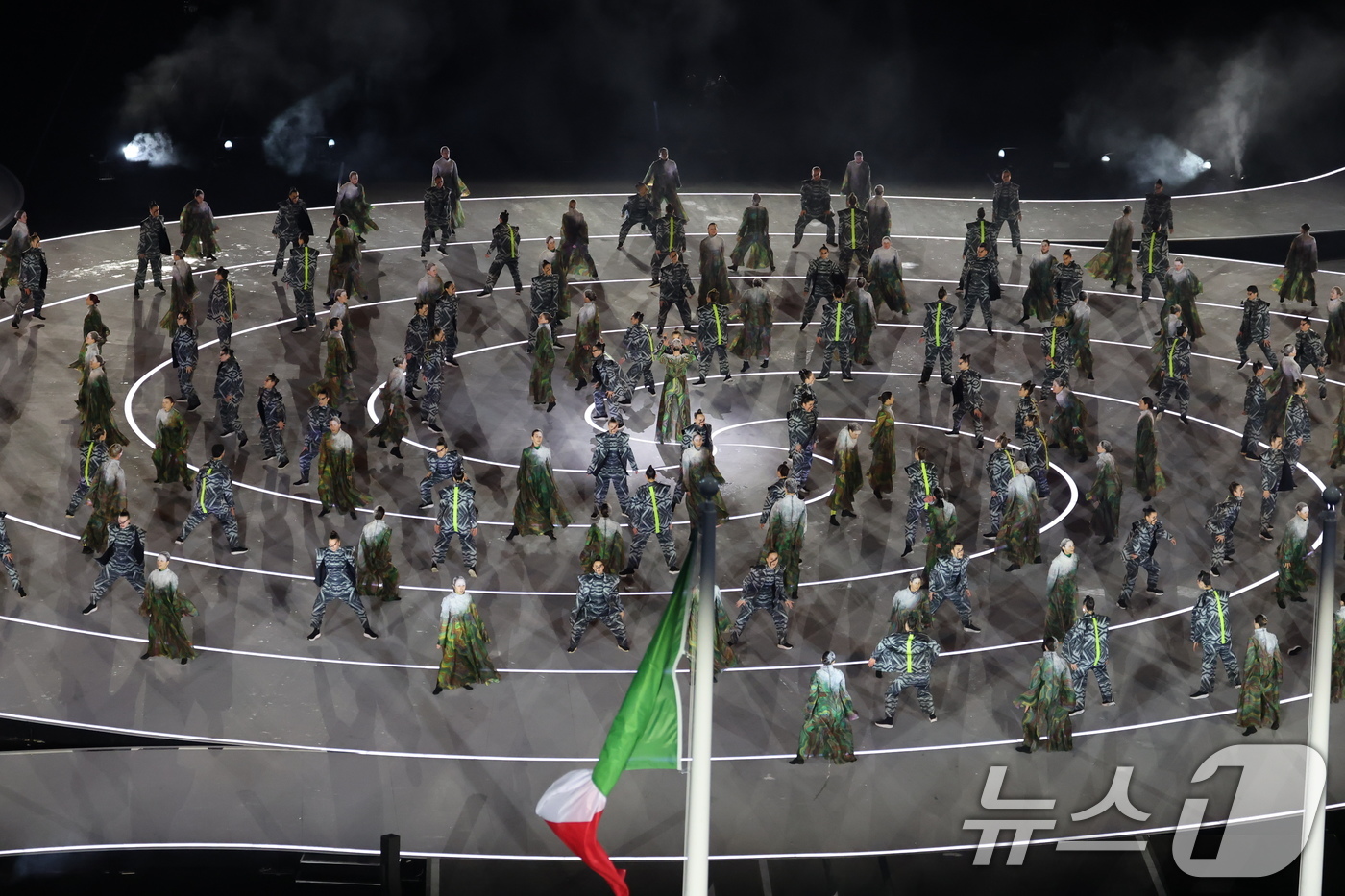 (밀라노=뉴스1) 김진환 기자 = 6일 오후(현지시간) 밀라노 산시로 올림픽 스타디움에서 열린 2026 밀라노·코르티나담페초 동계올림픽대회 개회식에서 두 도시의 결합을 상징하는 ' …