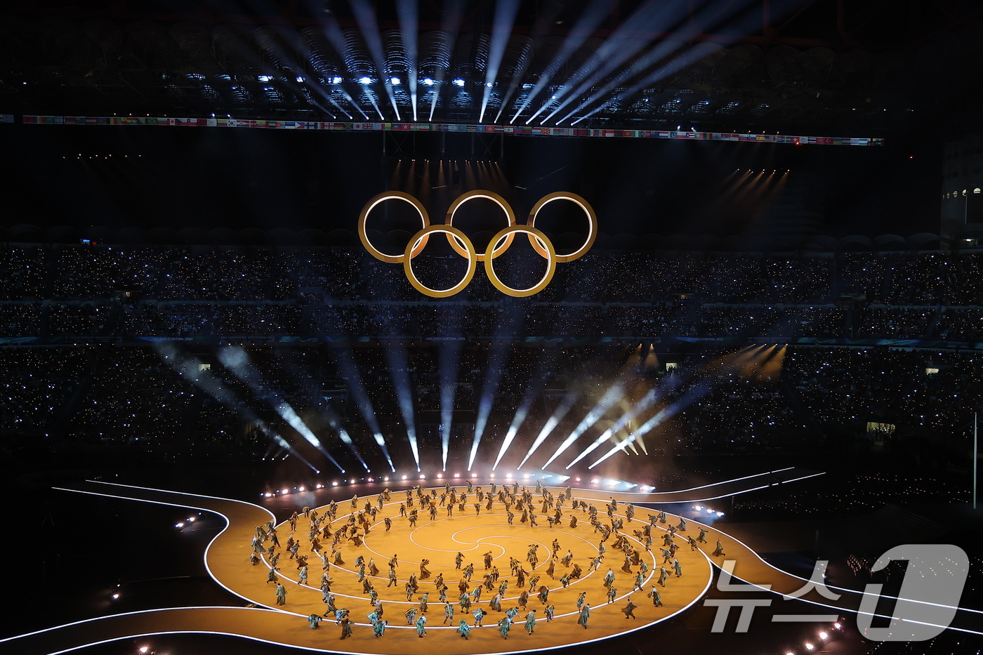 (밀라노=뉴스1) 김성진 기자 = 6일 오후(현지시간) 밀라노 산시로 올림픽 스타디움에서 열린 2026 밀라노·코르티나담페초 동계올림픽대회 개회식에서 오륜기 모양의 조형물이 등장하 …