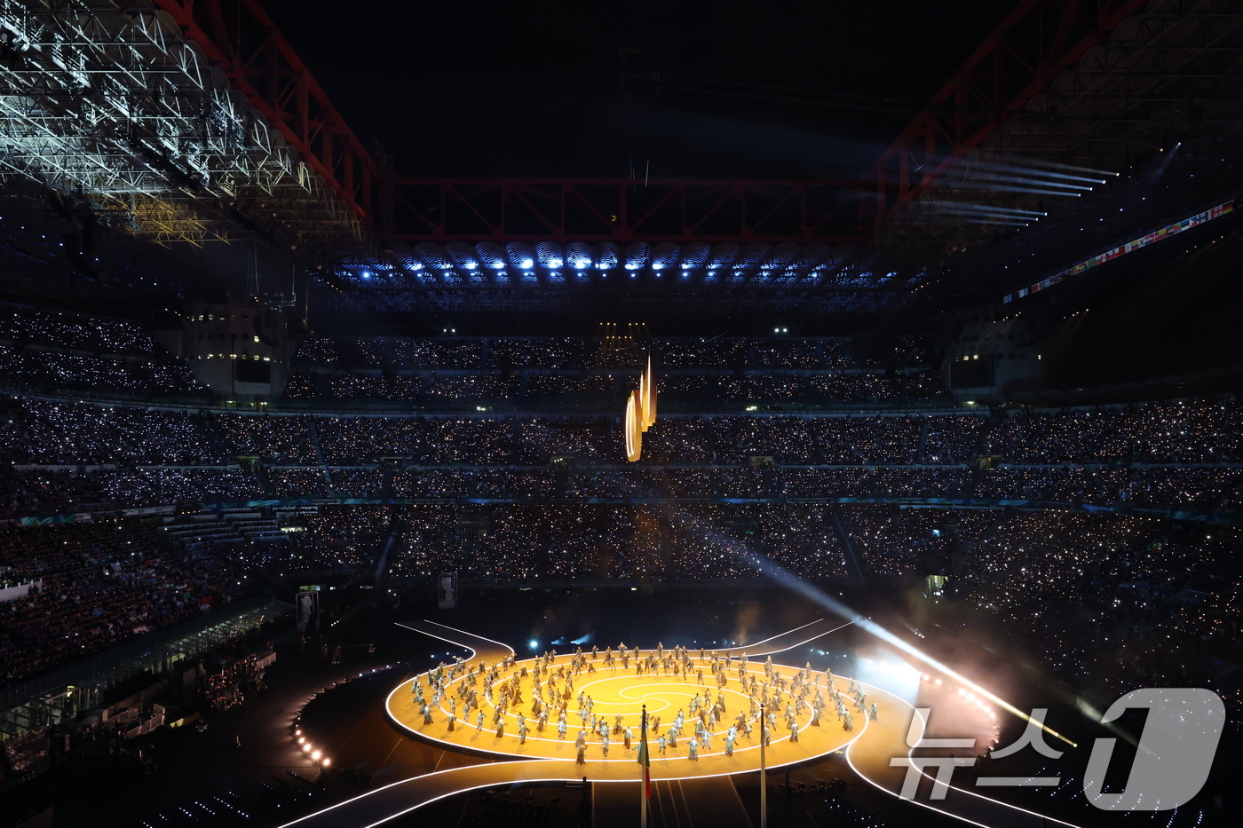 (밀라노=뉴스1) 김진환 기자 = 6일 오후(현지시간) 밀라노 산시로 올림픽 스타디움에서 열린 2026 밀라노·코르티나담페초 동계올림픽대회 개회식에서 오륜기 모양의 조형물이 등장하 …