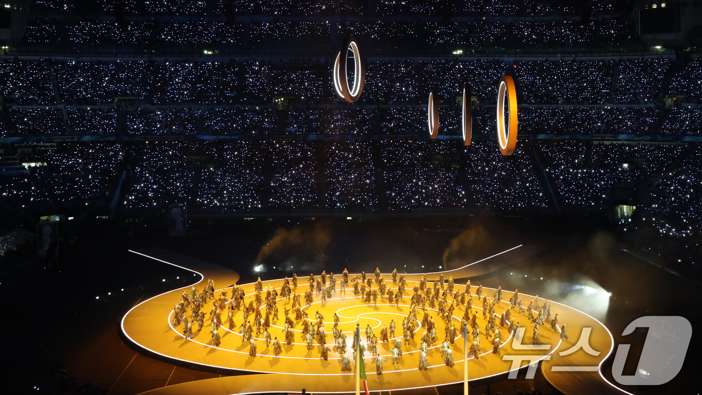 (밀라노=뉴스1) 김진환 기자 = 6일 오후(현지시간) 밀라노 산시로 올림픽 스타디움에서 열린 2026 밀라노·코르티나담페초 동계올림픽대회 개회식에서 '두 도시의 결합'을 주제로 …