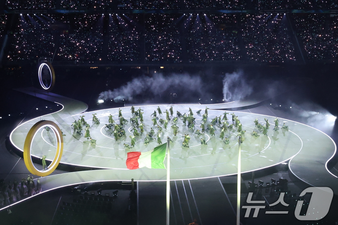 (밀라노=뉴스1) 김진환 기자 = 6일 오후(현지시간) 밀라노 산시로 올림픽 스타디움에서 열린 2026 밀라노·코르티나담페초 동계올림픽대회 개회식에서 두 도시의 결합을 상징하는 ' …