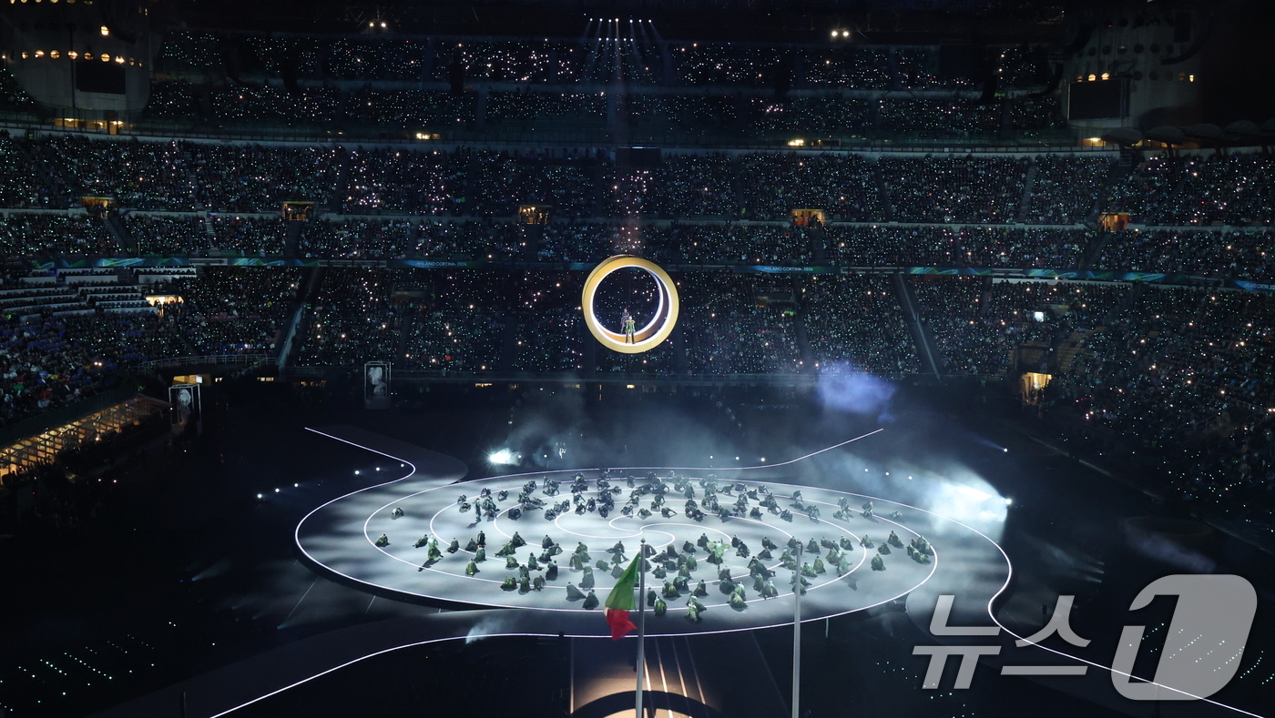 (밀라노=뉴스1) 김진환 기자 = 6일 오후(현지시간) 밀라노 산시로 올림픽 스타디움에서 열린 2026 밀라노·코르티나담페초 동계올림픽대회 개회식에서 두 도시의 결합을 상징하는 ' …