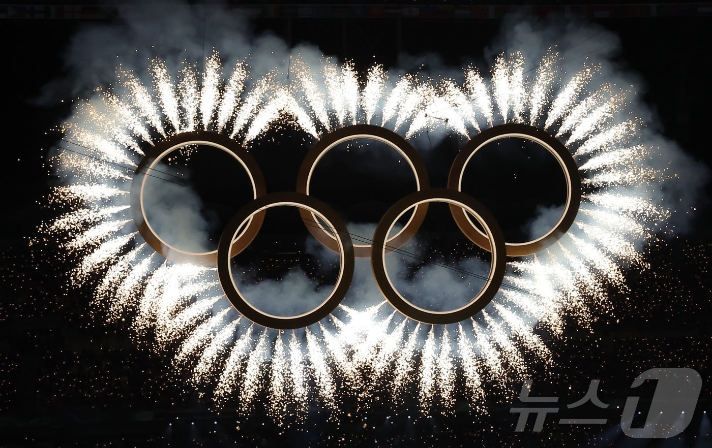 (밀라노=뉴스1) 김성진 기자 = 6일 오후(현지시간) 밀라노 산시로 올림픽 스타디움에서 열린 2026 밀라노·코르티나담페초 동계올림픽대회 개회식에서 두 도시의 결합을 상징하는 ' …