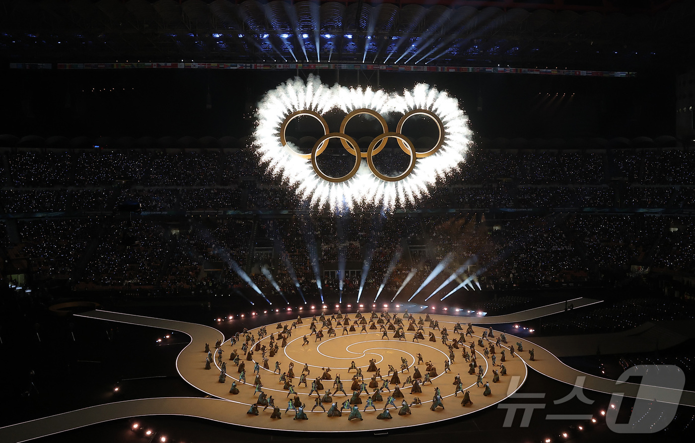 (밀라노=뉴스1) 김성진 기자 = 6일 오후(현지시간) 밀라노 산시로 올림픽 스타디움에서 열린 2026 밀라노·코르티나담페초 동계올림픽대회 개회식에서 두 도시의 결합을 상징하는 ' …