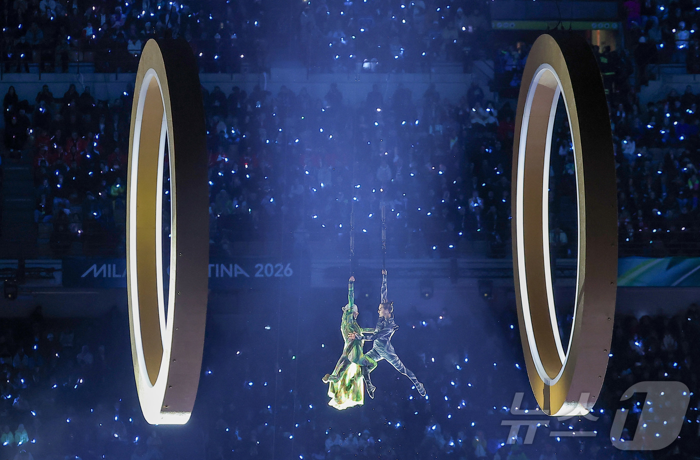 (밀라노=뉴스1) 김성진 기자 = 6일 오후(현지시간) 밀라노 산시로 올림픽 스타디움에서 열린 2026 밀라노·코르티나담페초 동계올림픽대회 개회식에서 두 도시의 결합을 상징하는 ' …