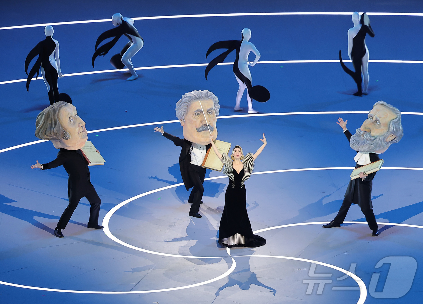 (밀라노=뉴스1) 김성진 기자 = 이탈리아 오페라의 거장 주세페 베르디와 자코모 푸치니, 조아키노 로시니를 분장한 출연진이 6일 오후(현지시간) 밀라노 산시로 올림픽 스타디움에서 …