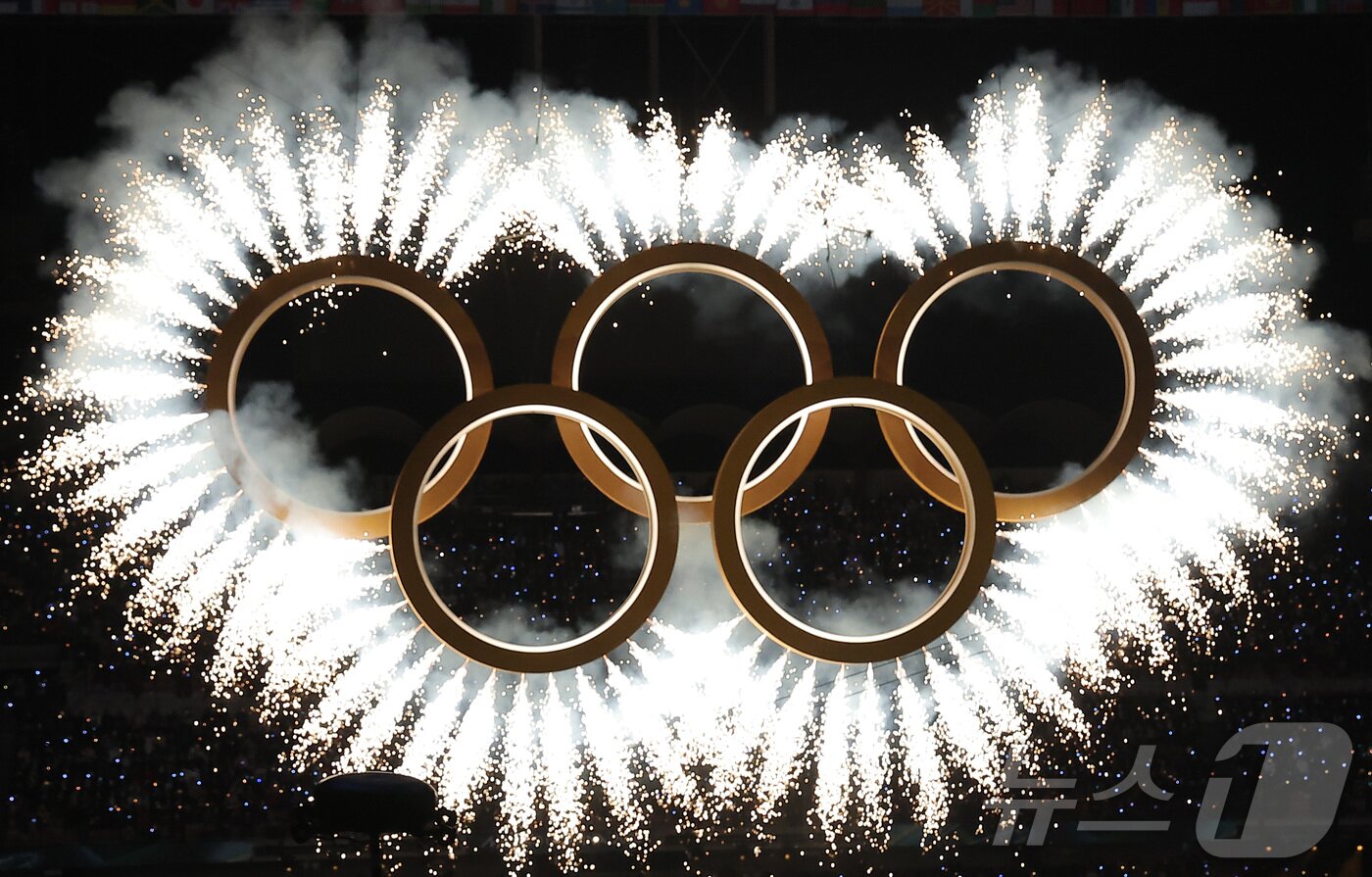 본문 이미지 - 6일 오후(현지시간) 밀라노 산시로 올림픽 스타디움에서 열린 2026 밀라노·코르티나담페초 동계올림픽대회 개회식에서 두 도시의 결합을 상징하는 '도시와 산'을 주제로 공연 중 오륜기 로고 형태 조형물에서 불꽃이 터지고 있다. 2026.2.7 ⓒ 뉴스1 김성진 기자