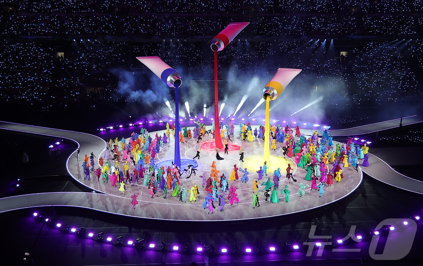 (밀라노=뉴스1) 김성진 기자 = 6일 오후(현지시간) 이탈리아 밀라노 산시로 올림픽 스타디움에서 열린 2026 밀라노·코르티나담페초 동계올림픽대회 개회식에서 '이탈리아의 조화 : …