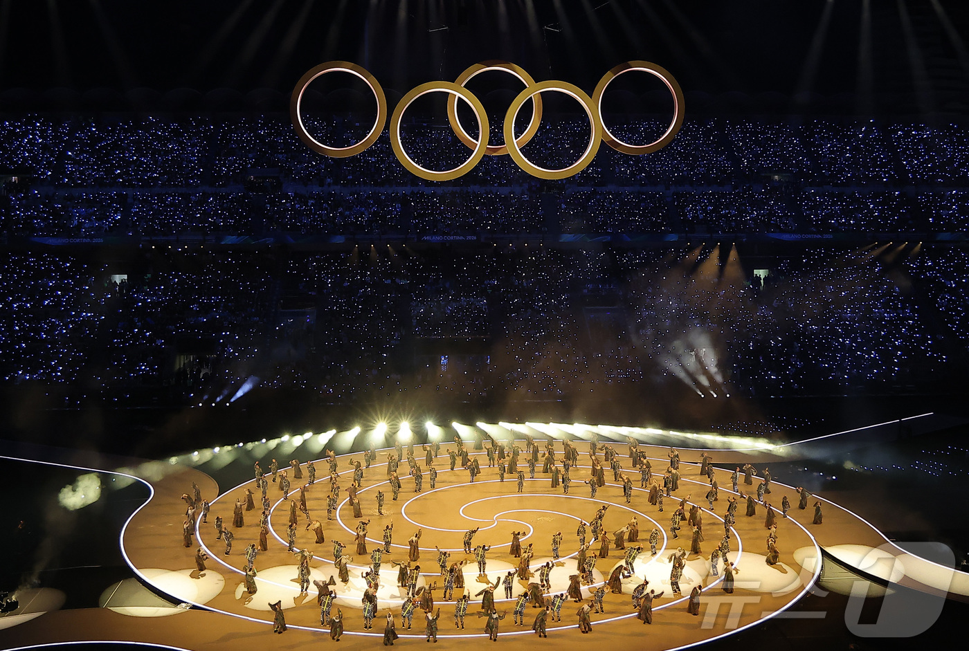 (밀라노=뉴스1) 김성진 기자 = 6일 오후(현지시간) 밀라노 산시로 올림픽 스타디움에서 열린 2026 밀라노·코르티나담페초 동계올림픽대회 개회식에서 두 도시의 결합을 상징하는 ' …