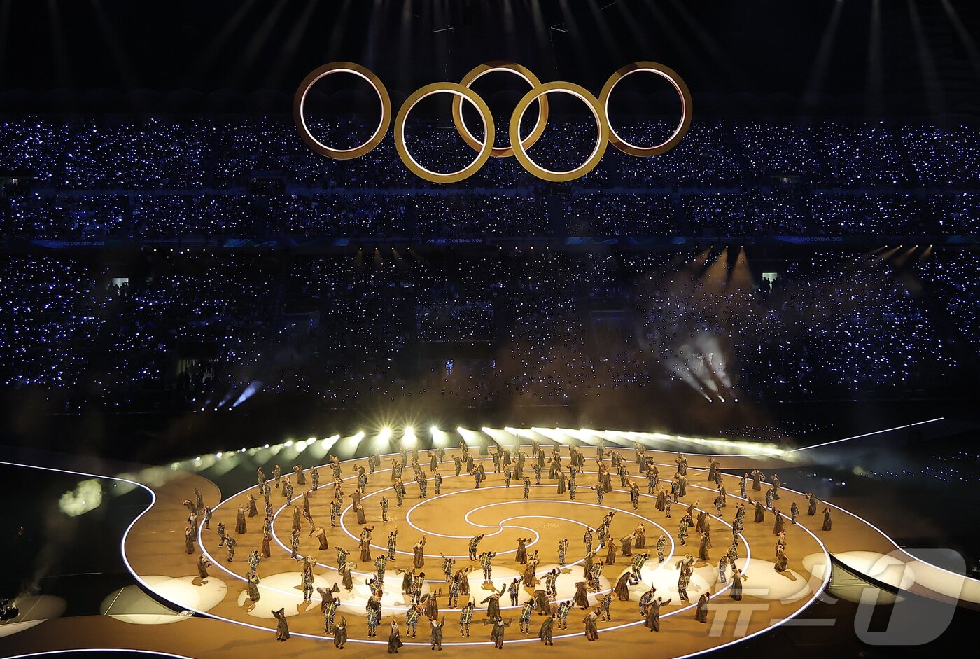 본문 이미지 - 6일 오후(현지시간) 밀라노 산시로 올림픽 스타디움에서 열린 2026 밀라노·코르티나담페초 동계올림픽대회 개회식에서 두 도시의 결합을 상징하는 '도시와 산'을 주제로 공연 중 오륜기 로고 형태 조형물이 등장하고 있다. 2026.2.7 ⓒ 뉴스1 김성진 기자
