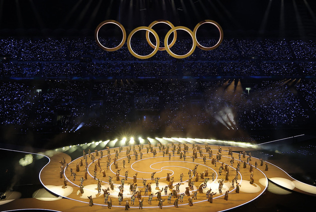 오륜 형태로 결합하는 다섯 개의 링