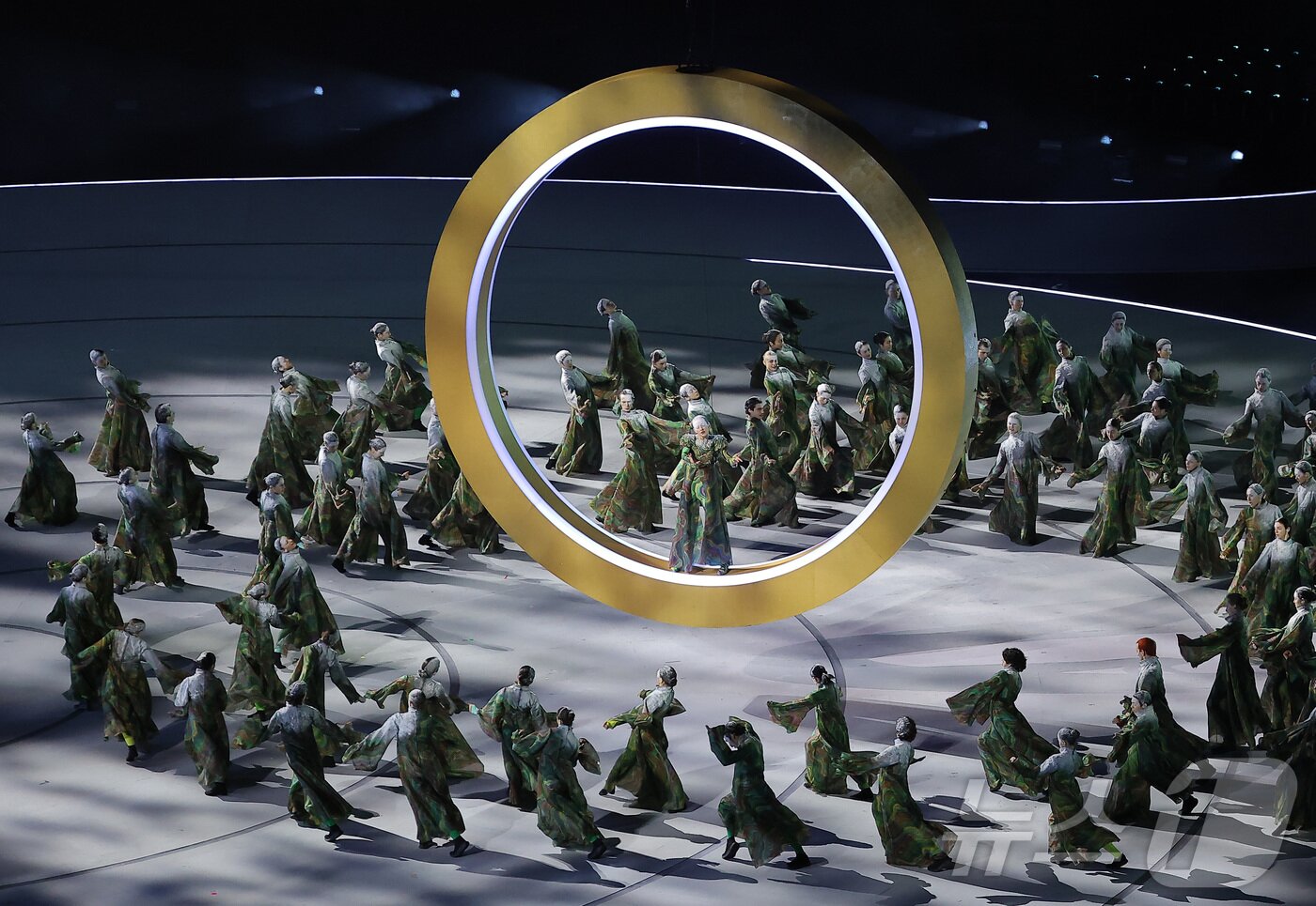 본문 이미지 - 6일 오후(현지시간) 밀라노 산시로 올림픽 스타디움에서 열린 2026 밀라노·코르티나담페초 동계올림픽대회 개회식에서 두 도시의 결합을 상징하는 '도시와 산'을 주제로 공연이 펼쳐지고 있다. 2026.2.7 ⓒ 뉴스1 김성진 기자