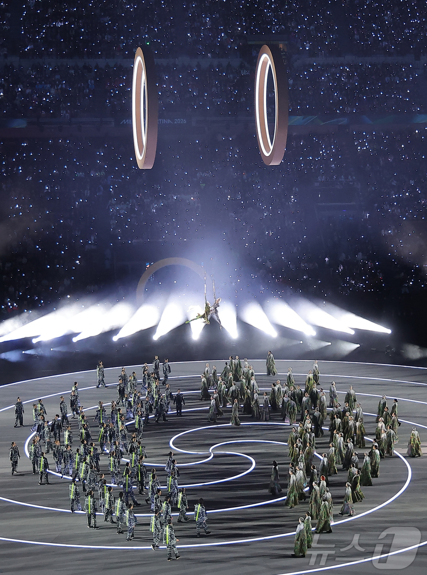 (밀라노=뉴스1) 김성진 기자 = 6일 오후(현지시간) 밀라노 산시로 올림픽 스타디움에서 열린 2026 밀라노·코르티나담페초 동계올림픽대회 개회식에서 두 도시의 결합을 상징하는 ' …