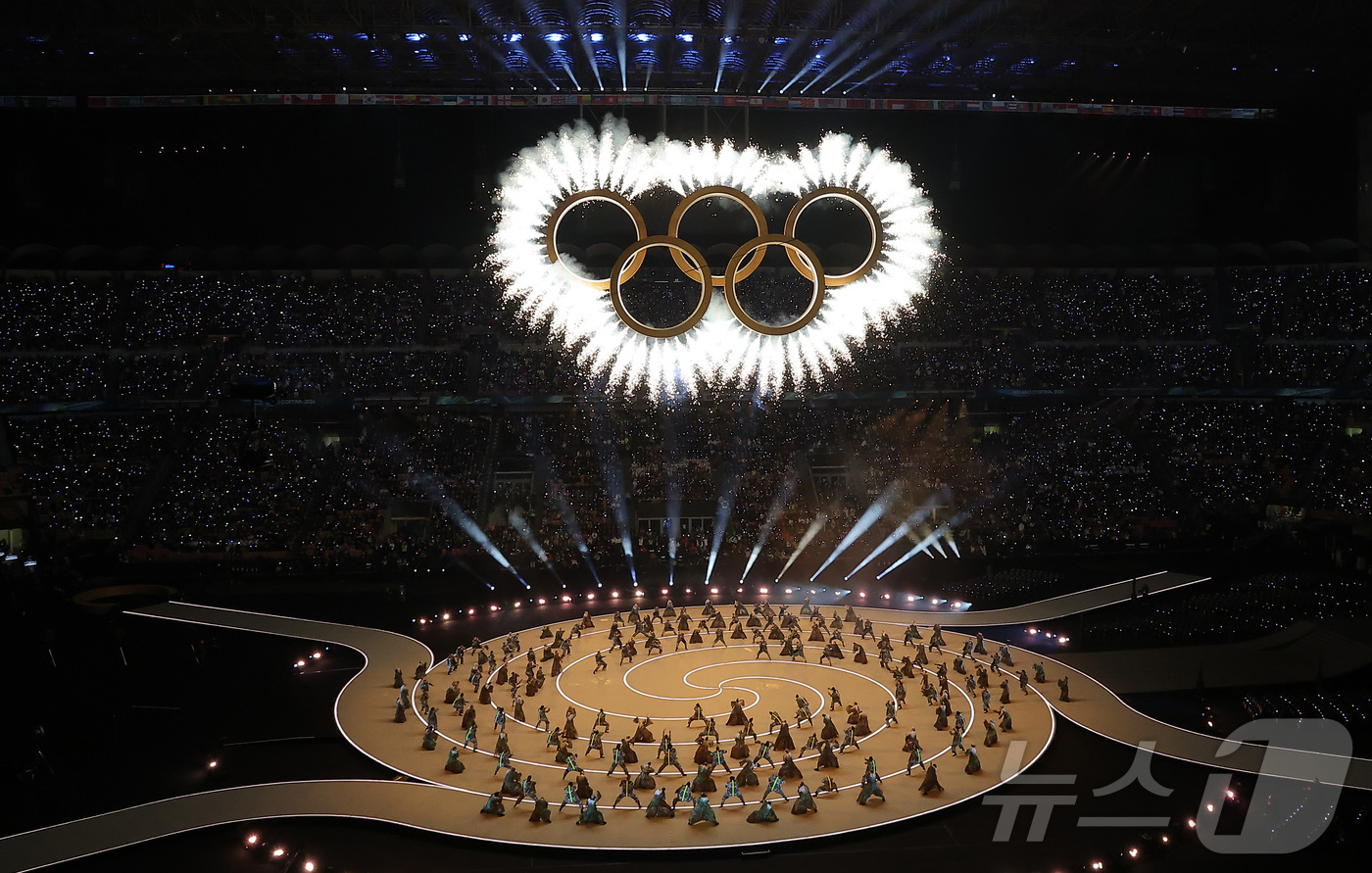 (밀라노=뉴스1) 김성진 기자 = 6일 오후(현지시간) 밀라노 산시로 올림픽 스타디움에서 열린 2026 밀라노·코르티나담페초 동계올림픽대회 개회식에서 오륜기 로고 형태 조형물에서 …