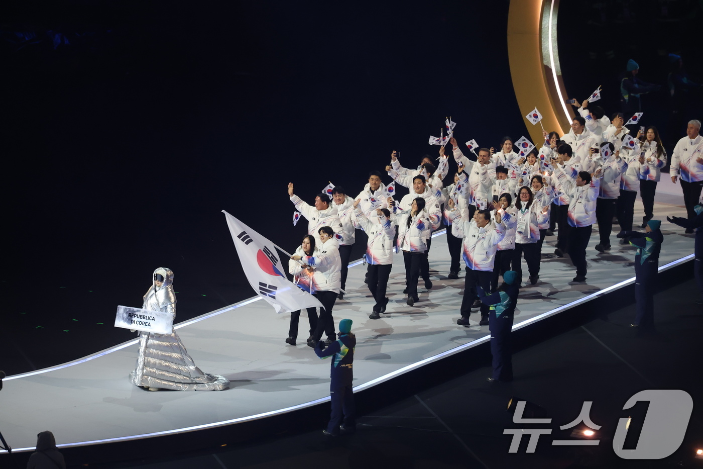 (밀라노=뉴스1) 김진환 기자 = 대한민국 선수단 기수 차준환(피겨 스케이팅)과 박지우(스피드 스케이팅)가 6일 오후(현지시간) 이탈리아 밀라노 산시로 올림픽 스타디움에서 열린 2 …
