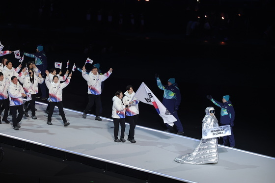 차준환·박지우 '태극기 흔들며 입장'