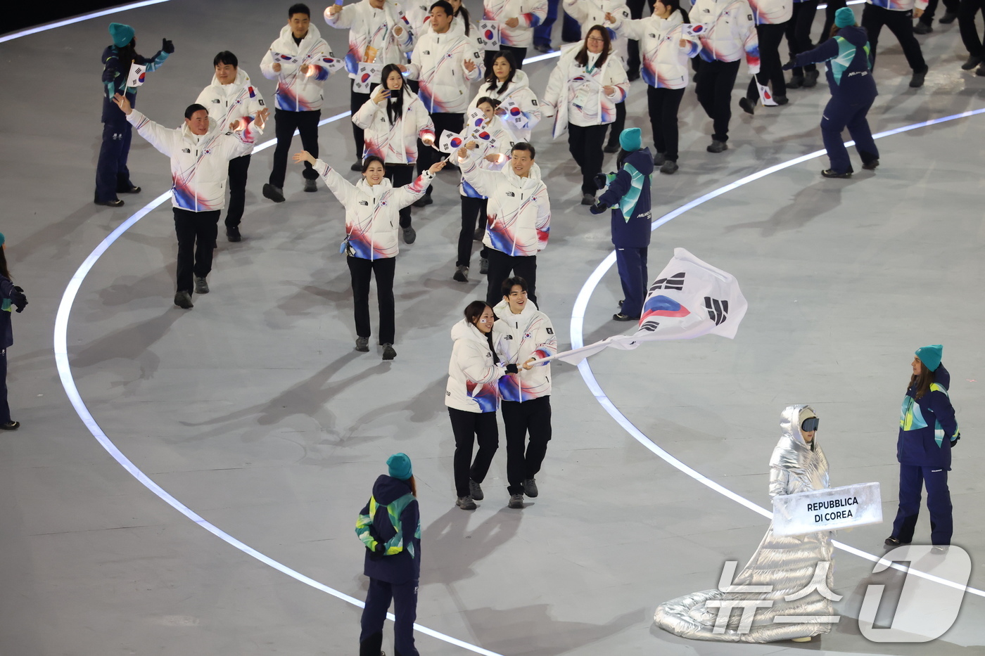 (밀라노=뉴스1) 김진환 기자 = 대한민국 선수단 기수 차준환(피겨 스케이팅)과 박지우(스피드 스케이팅)가 6일 오후(현지시간) 이탈리아 밀라노 산시로 올림픽 스타디움에서 열린 2 …
