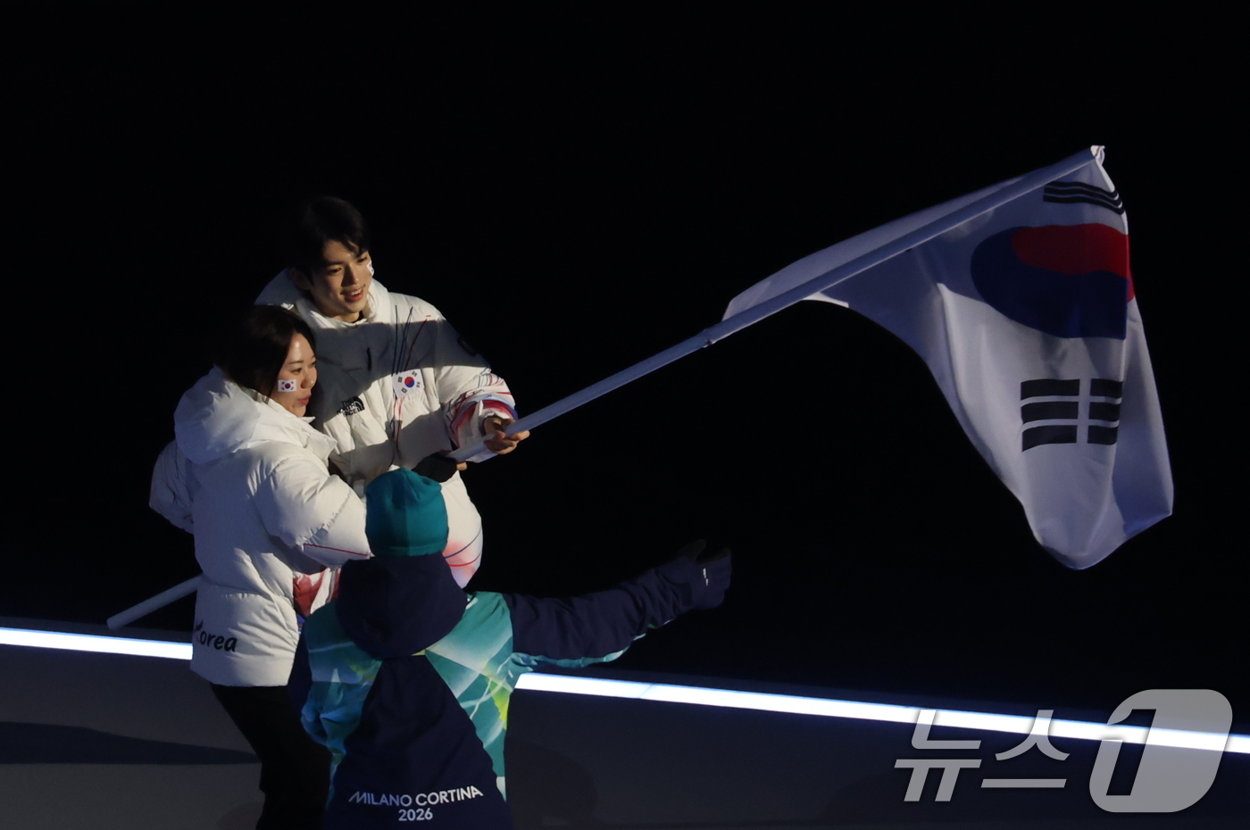 (밀라노=뉴스1) 김진환 기자 = 대한민국 선수단 기수 차준환(피겨 스케이팅)과 박지우(스피드 스케이팅)가 6일 오후(현지시간) 이탈리아 밀라노 산시로 올림픽 스타디움에서 열린 2 …