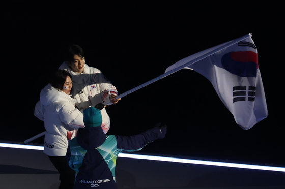 힘차게 태극기 흔드는 차준환·박지우