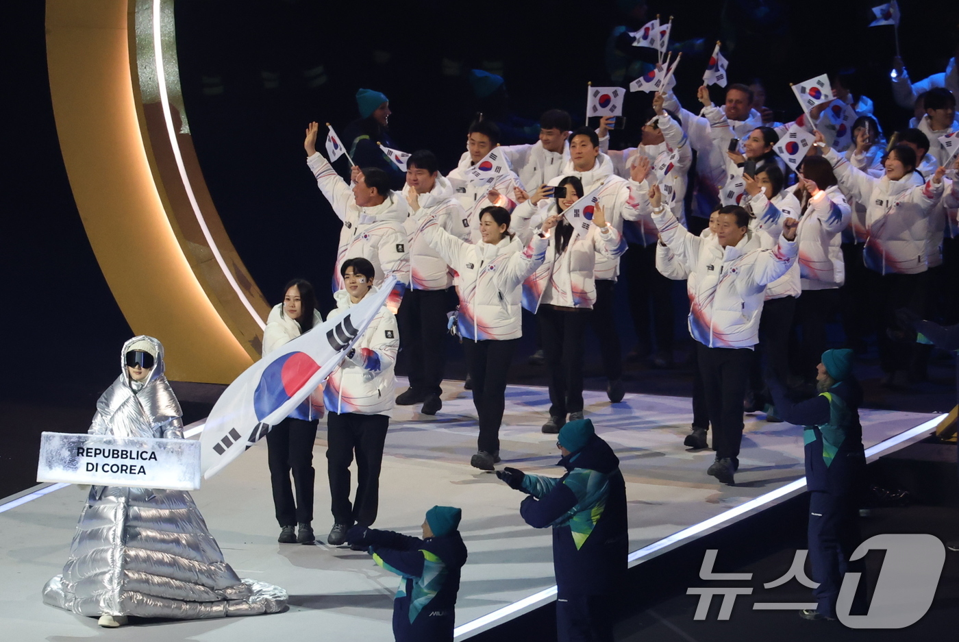 (밀라노=뉴스1) 김진환 기자 = 대한민국 선수단 기수 차준환(피겨 스케이팅)과 박지우(스피드 스케이팅)가 6일 오후(현지시간) 이탈리아 밀라노 산시로 올림픽 스타디움에서 열린 2 …