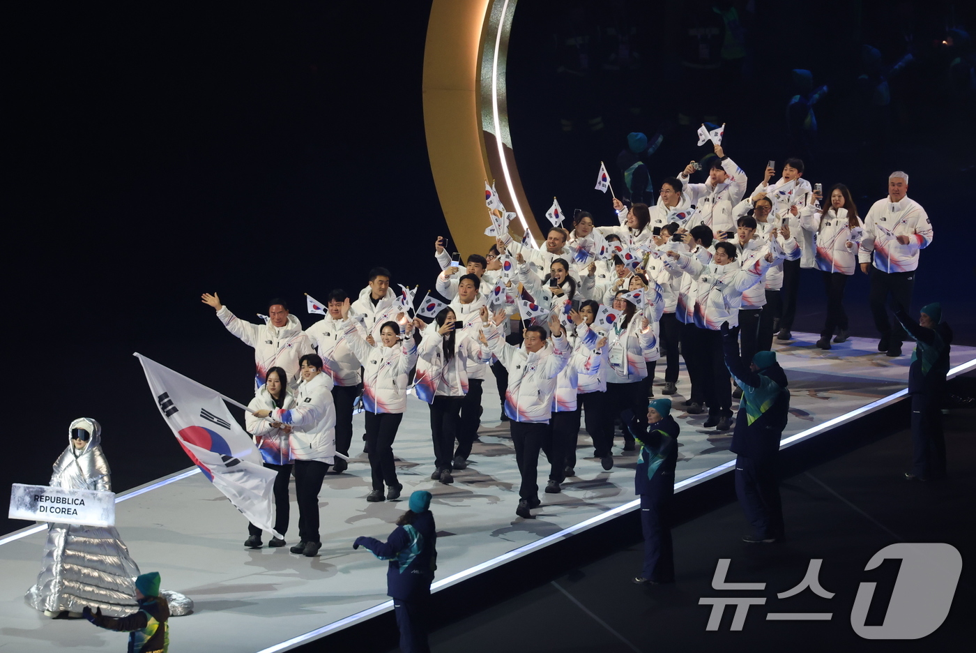 (밀라노=뉴스1) 김진환 기자 = 대한민국 선수단 기수 차준환(피겨 스케이팅)과 박지우(스피드 스케이팅)가 6일 오후(현지시간) 이탈리아 밀라노 산시로 올림픽 스타디움에서 열린 2 …