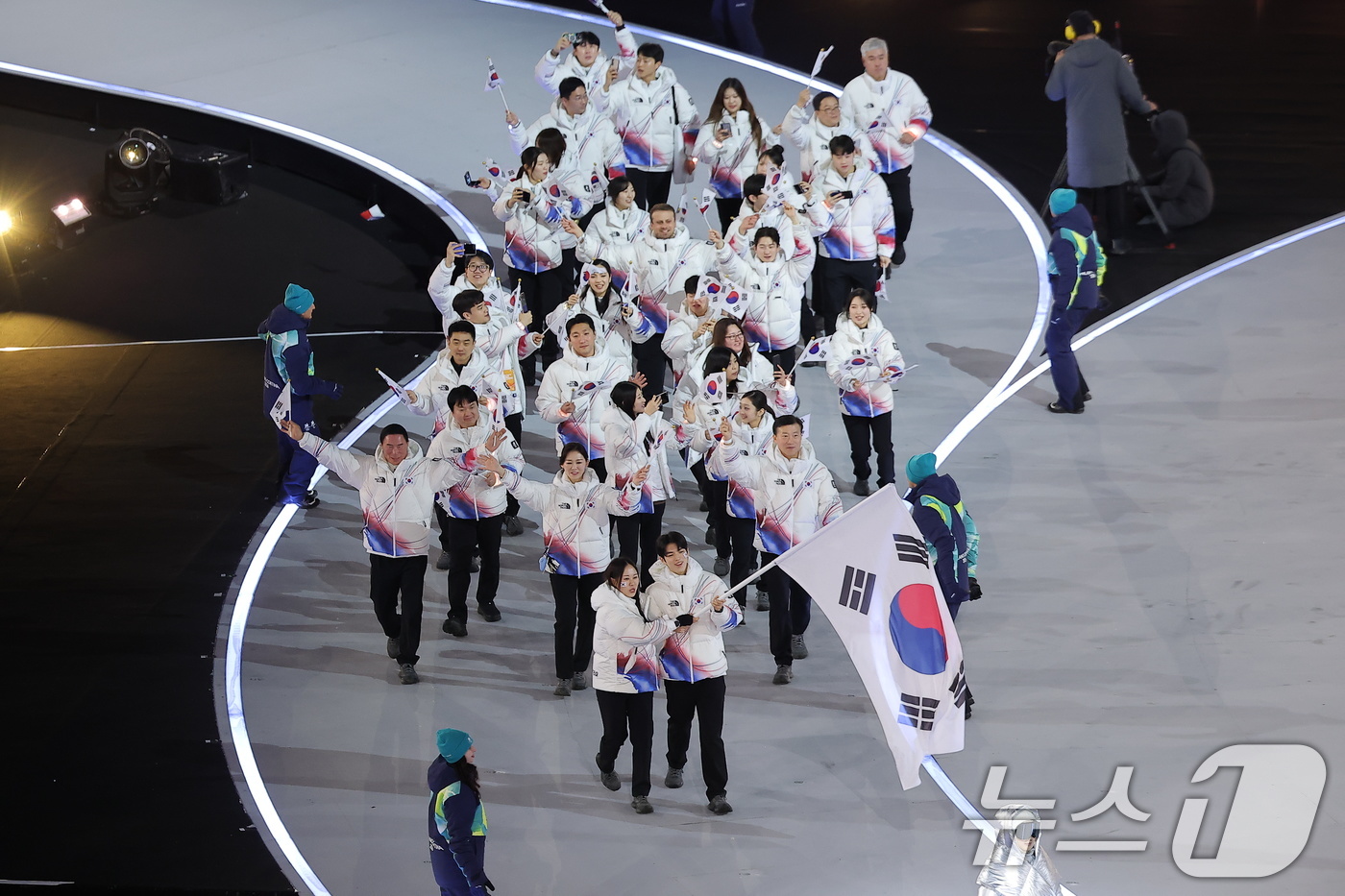 (밀라노=뉴스1) 김성진 기자 = 대한민국 선수단 기수 차준환(피겨 스케이팅)과 박지우(스피드 스케이팅)가 6일 오후(현지시간) 이탈리아 밀라노 산시로 올림픽 스타디움에서 열린 2 …