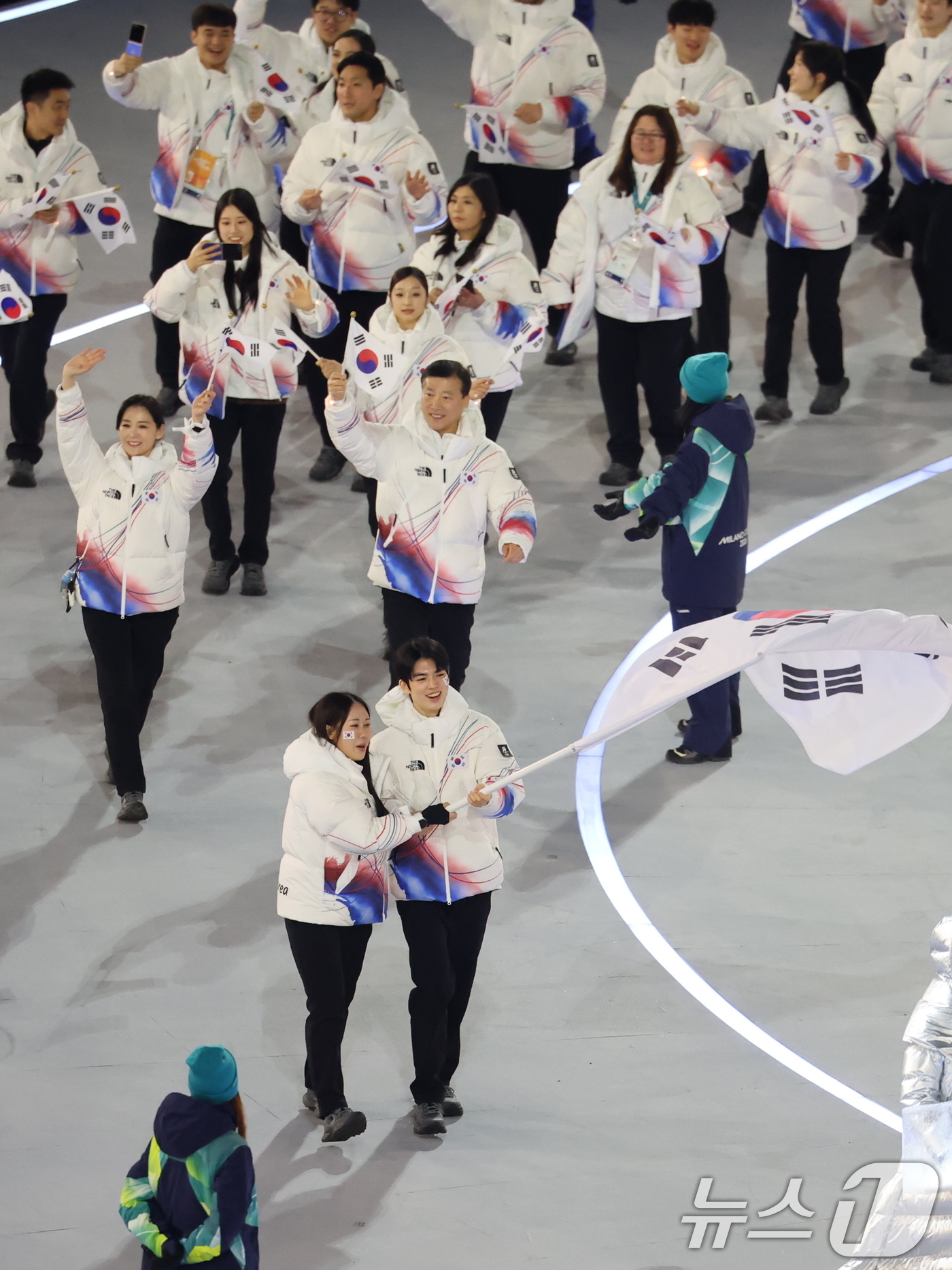 (밀라노=뉴스1) 김진환 기자 = 대한민국 선수단 기수 차준환(피겨 스케이팅)과 박지우(스피드 스케이팅)가 6일 오후(현지시간) 이탈리아 밀라노 산시로 올림픽 스타디움에서 열린 2 …